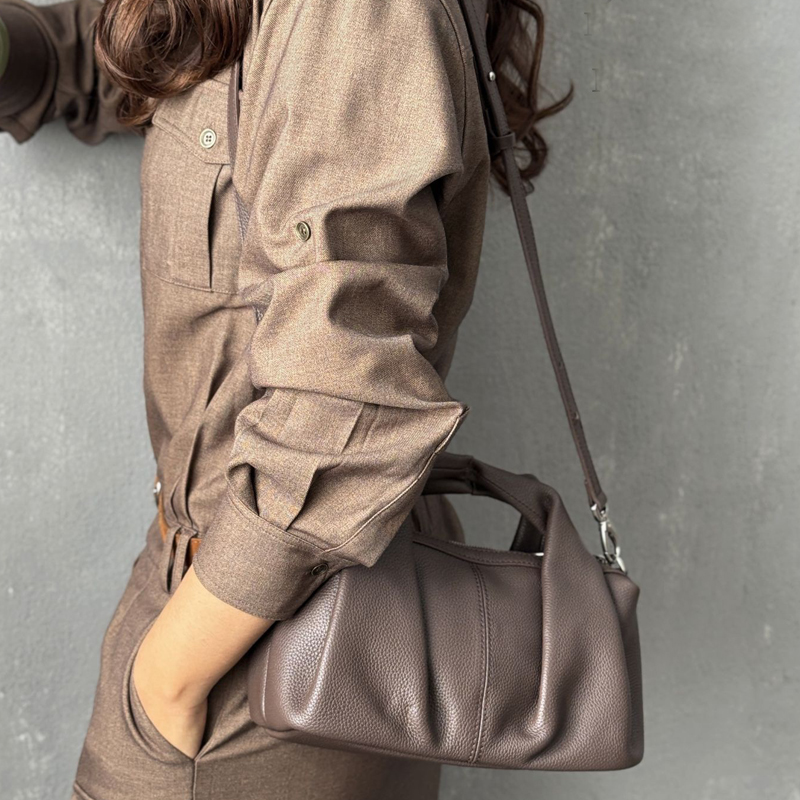 Custom Initials Leather Pillow - đánh giá và giá Luxury Bags Japan